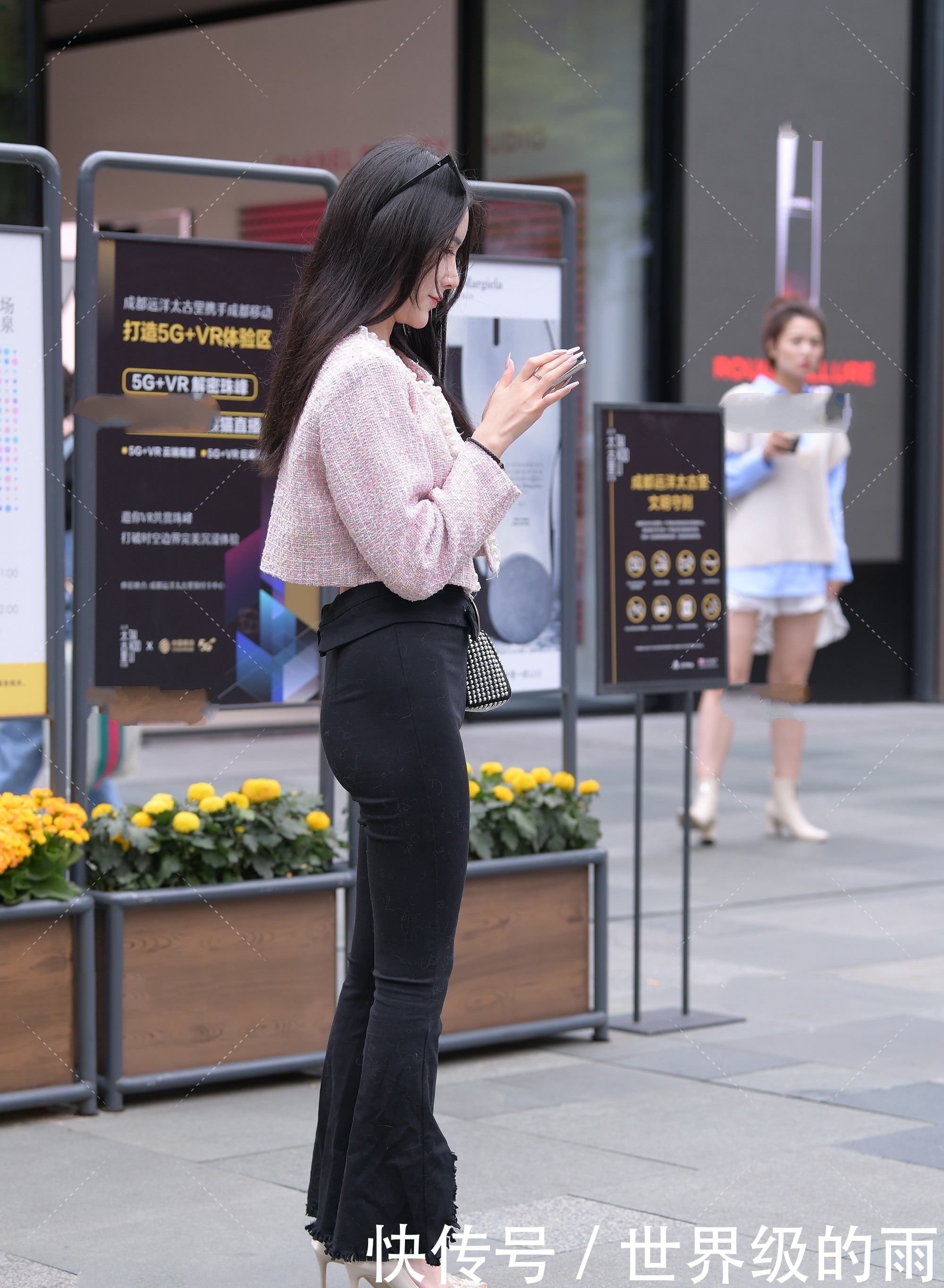 喇叭裤秀出我们的小蛮腰，赚足街上的回头率，心动就行动吧