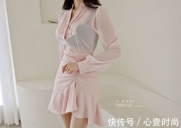 时尚|女神孙允珠时尚搭配：初恋春荷淡雅馨粉微透百褶裙