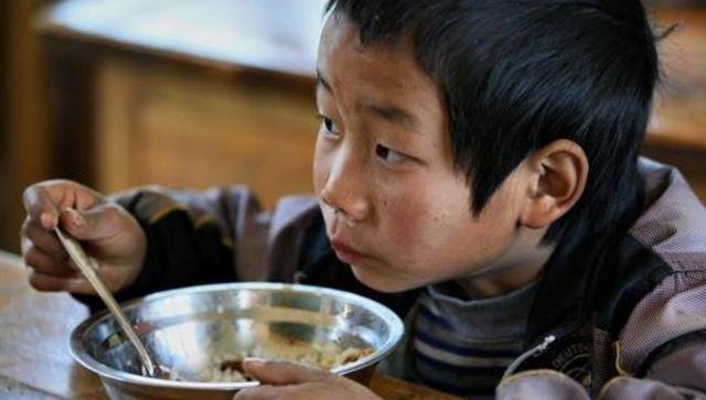 姨妈|2岁“没妈男孩”,大冬天光脚走路,姑姑:每次他想妈时就到我这