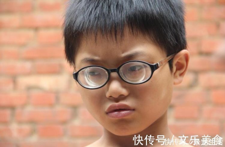 眼镜|从小“近视”和不近视的孩子，长大后颜值有啥区别？过来人：差距