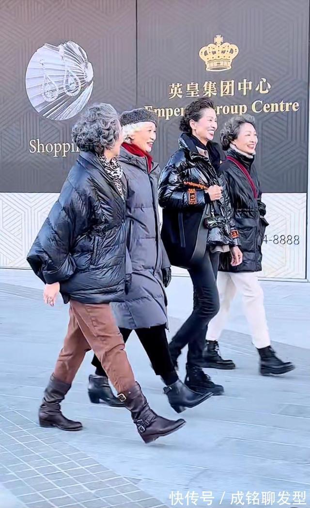 穿搭|“时尚奶奶”的穿搭真接地气,白发不染真实不装嫩,优雅到骨子里