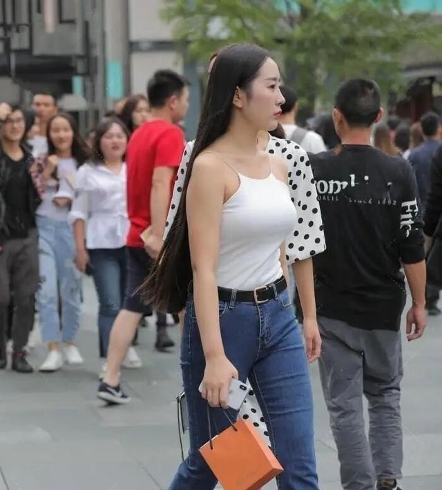 v领 吊带打底裤清凉露肉,有一种独特魅力,还不显胖