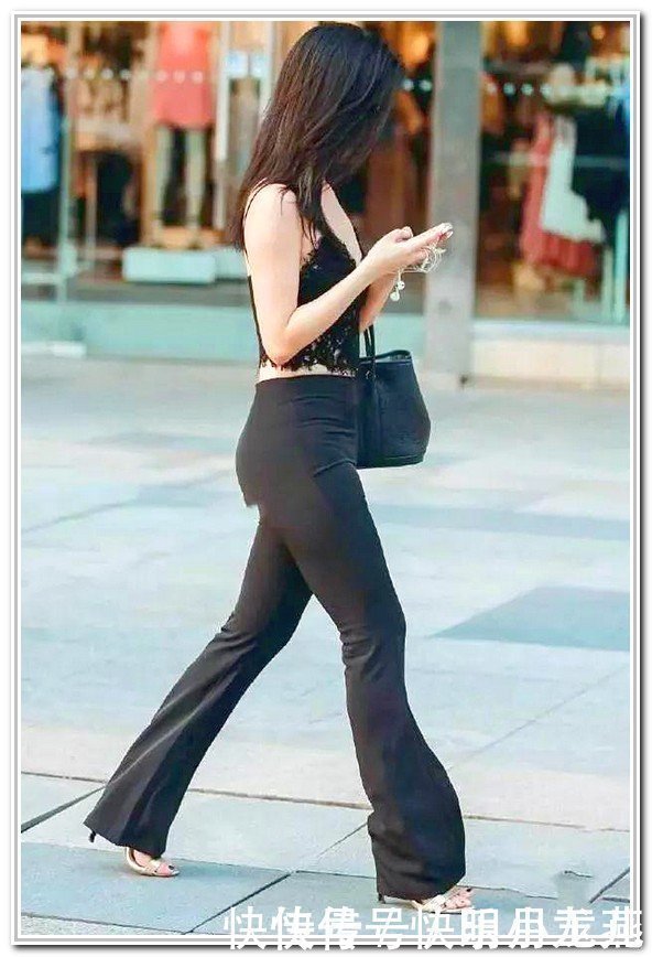 背心|长发披肩的小姐姐，镂空背心搭喇叭裤，体现出极致的美