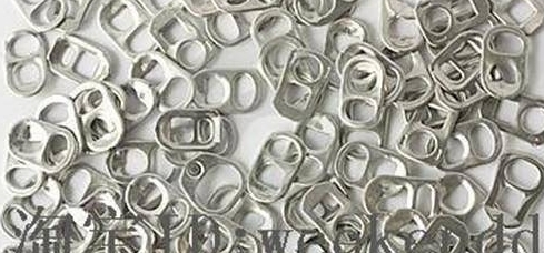 国外女孩用六千多个拉环做成礼服,惊艳亮相毕业舞会