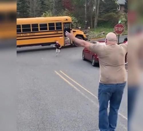 爸爸|小男孩下校车直接忽略爸爸的怀抱奔向妈妈火了,网友:终究错付了