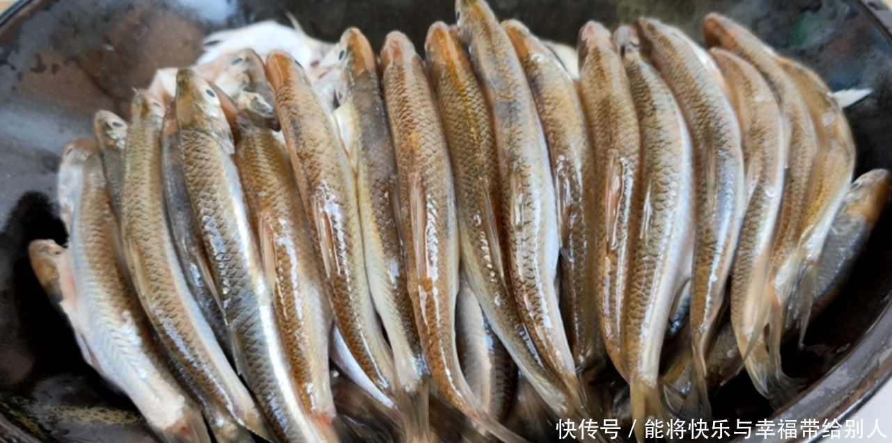 油炸小鱼时,用面粉还是用淀粉?教你正确做法,酥脆好吃不回软