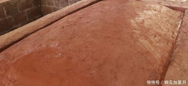 酱香|酱香酒入窖发酵时洒酒尾的缘由是什么