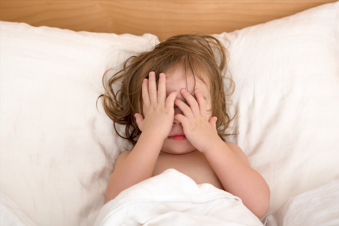 一个字|不吼睡、不哄睡，如何让孩子晚上自己睡？一个字：“装”就得了