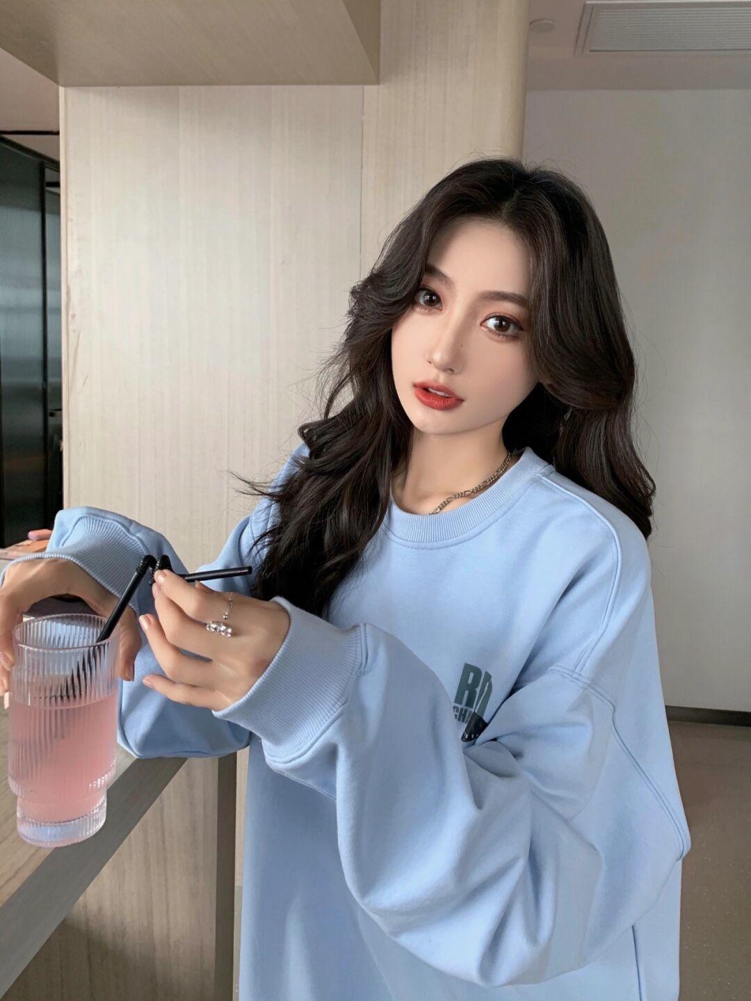 克莱因蓝|不挑年龄的“休闲风”,借鉴几个实用的技巧,卫衣也能穿出潮流感