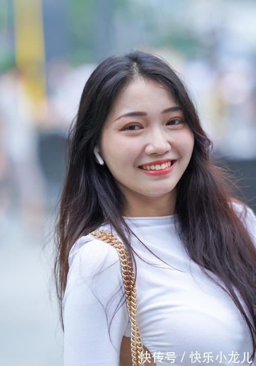 时髦|时尚初秋时髦穿搭，露背衣配短裤，既“有心机又舒适！