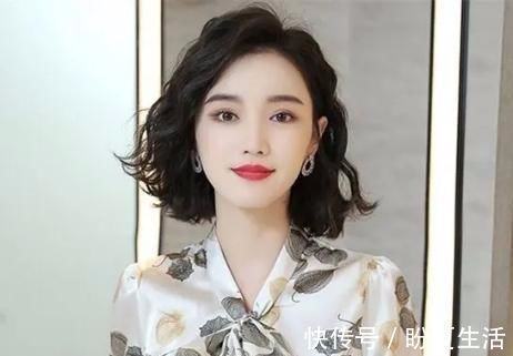 卷度|奔四奔五的女人,尽量别弄这“3种”发型,老气横秋不说,还伤发