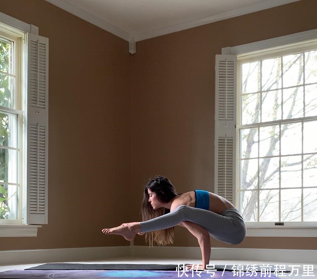 牛仔|韩雪穿得够年轻,白衬衫搭配牛仔套装似少女,一双漫画腿太抢风头