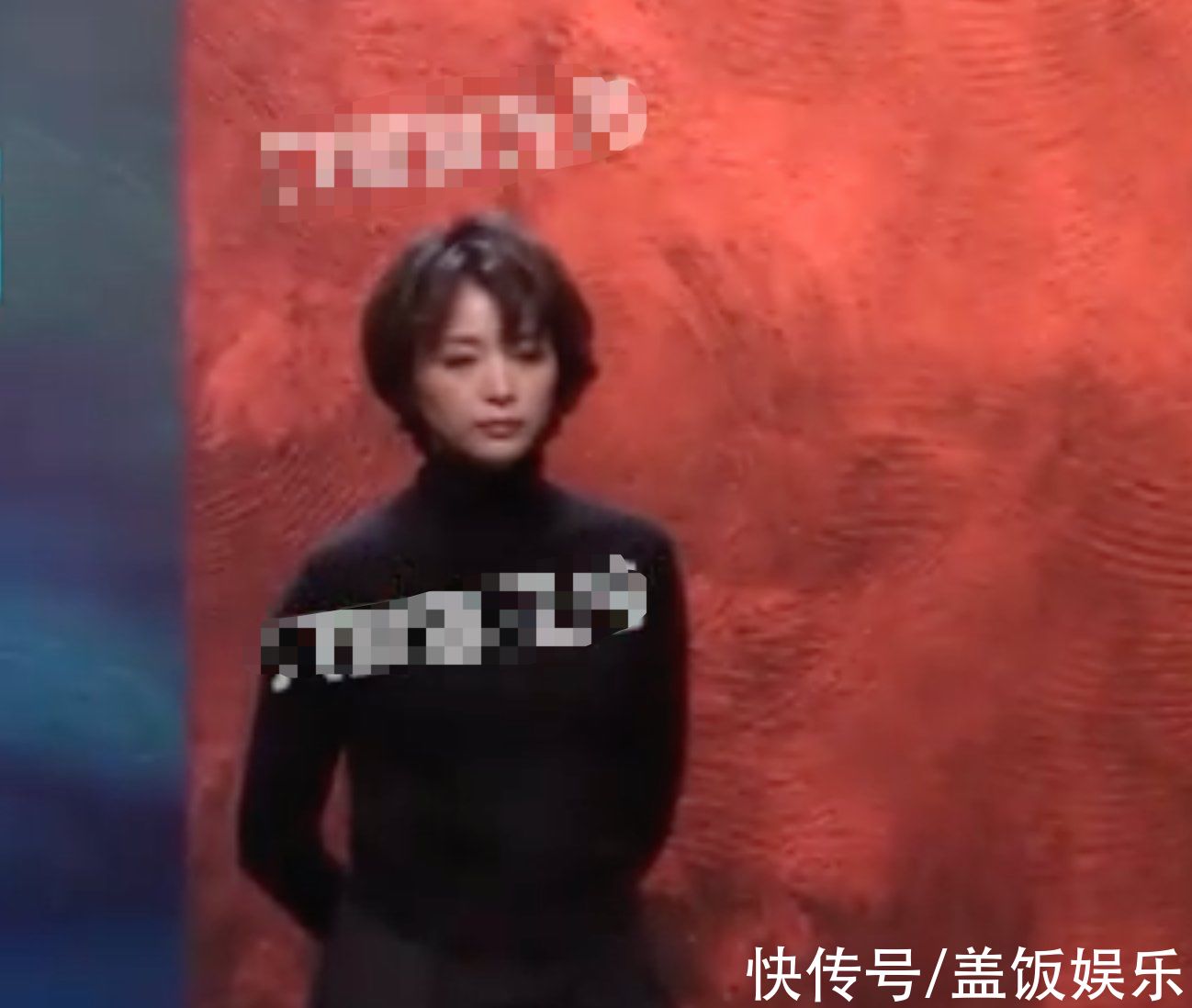 47歲董卿全黑造型錄制節(jié)目，與男嘉賓握手顯得體，腳脖子金鏈搶眼