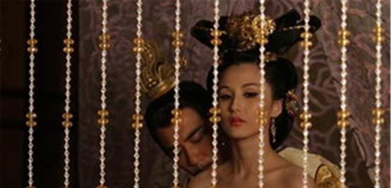 宇文化及!她国色天香,十三岁就做了王妃,此后服侍过六位帝王!