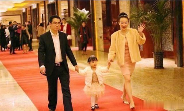 红毯|幼儿园毕业典礼成“炫富专场”家长们盛装走红毯,引网友调侃