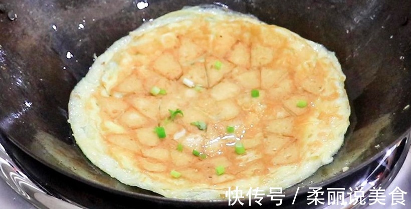 豆腐里打入三个鸡蛋,原来这么好吃,金黄香酥,轻松解决家人早餐