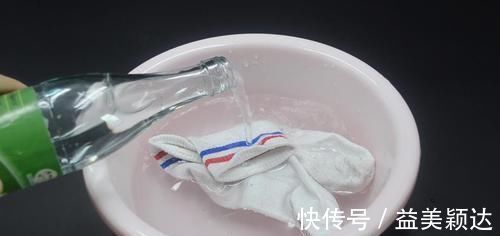 实用|夏天穿过的袜子又脏又臭?教你一招,不仅干净还没臭味,太实用了