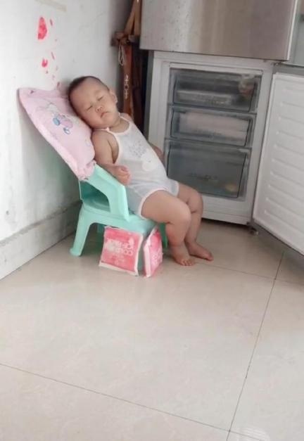 解决|家里停电太热,奶奶机智一招解决,网友:玉帝老儿都没宝宝的待遇