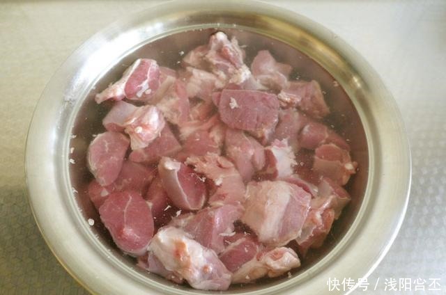  炖羊肉的时|炖羊肉时，这个香料不要放，加了就等于毁了羊肉，好多人都做错