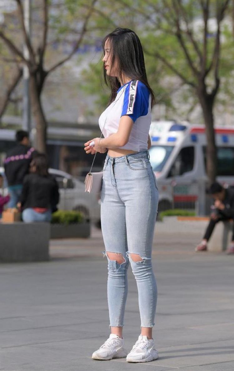 街拍|街拍:豆沙绿修身裙,休闲时尚,青春减龄