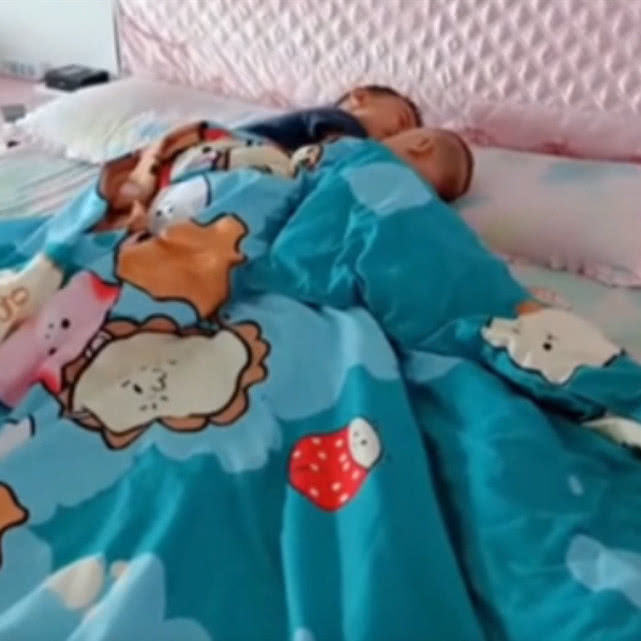 二胎|弟弟要让哥哥哄自己睡觉,之后哥哥的行为,让妈妈看着很感动