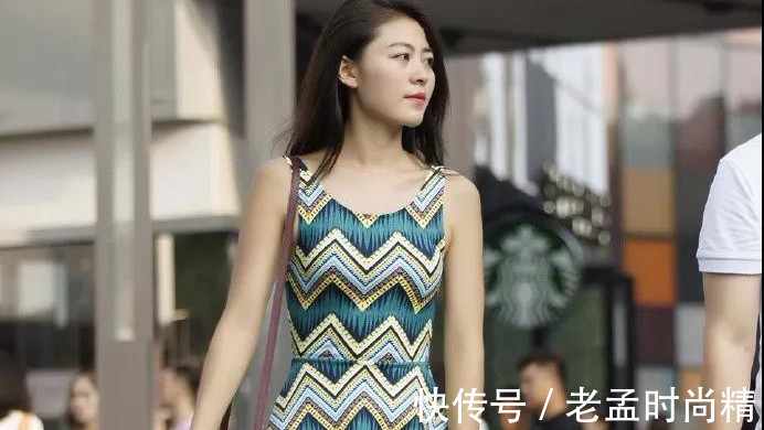 条纹裙 街拍: 穿花色条纹裙的性感成熟少妇, 气质大方很淑女, 妩媚迷人!