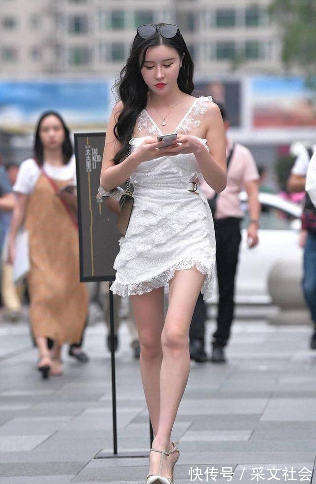 精致感 白色蕾丝吊带裙穿出精致感,搭配白色尖头细跟鞋提升气质