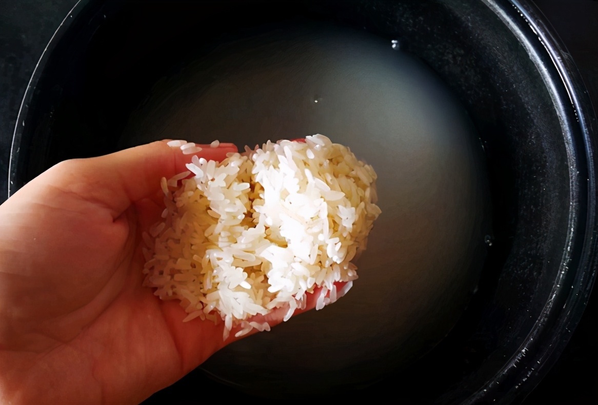 芋头|时蔬搭配腊肉和芋头，做出好吃一锅焖饭，饭菜一锅出，美味又方便