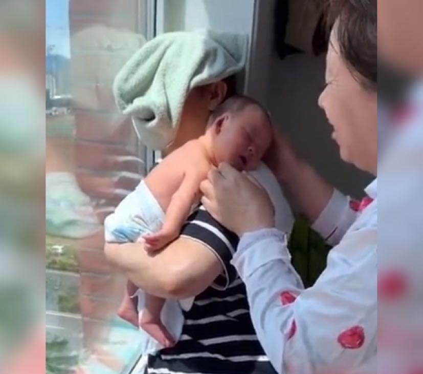 新生儿黄疸|奶奶跟姥姥为给娃去黄疸,晒太阳的姿势火了,网友真的是太拼了