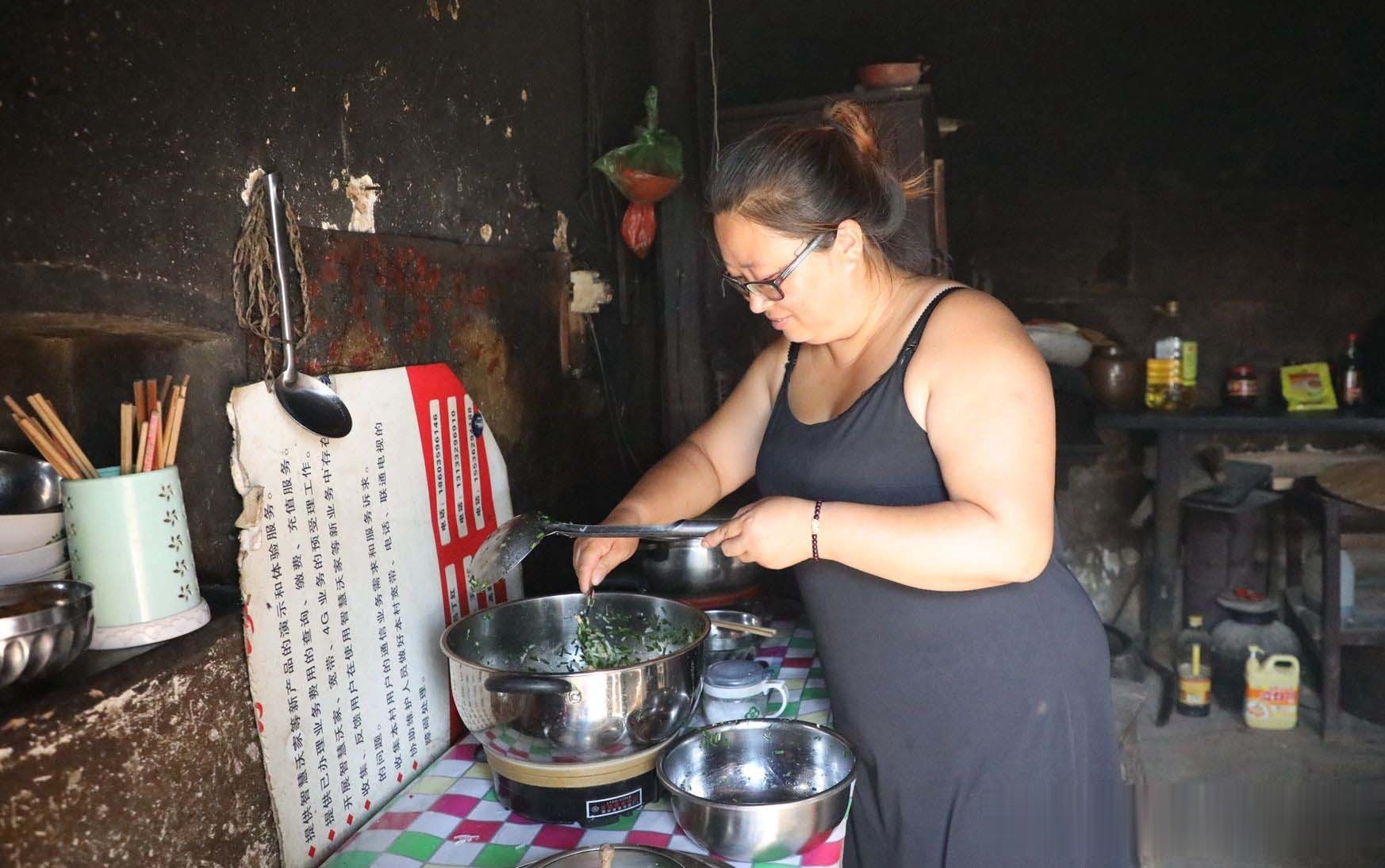 冯大叔|大叔山上捡回2只小“野货”当宝贝，3年产仔46头，靠它发了家