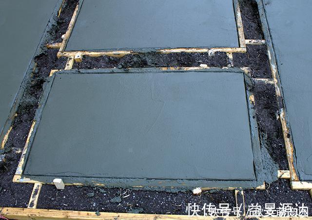 院子|院子不打水泥,铺20个木方格现浇混凝土,变现代庭院果然好看多了