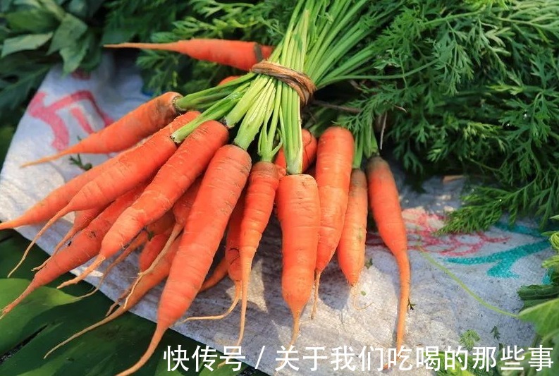 胡萝卜|买胡萝卜，带泥和不带泥哪种好？菜农从不吃这种，很多人却喜欢买