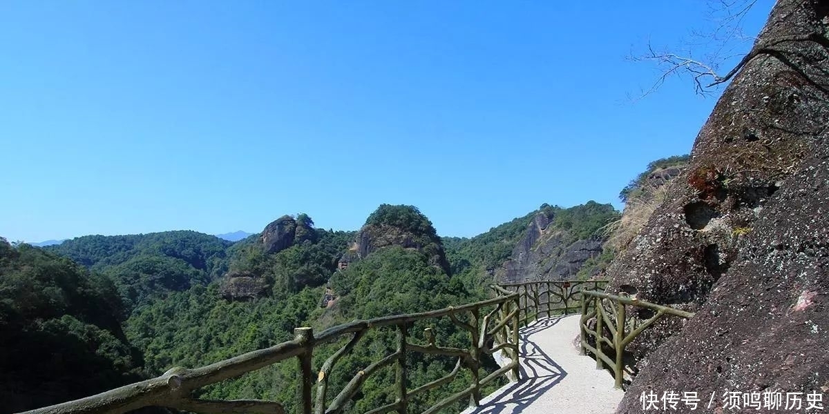 地带|看着都怕！景区高空栈道玻璃掉落，被困人员自行爬回安全地带脱困