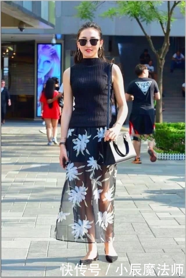 路人街拍,这一对闺蜜选择穿白色的连衣裙,充满时尚魅力