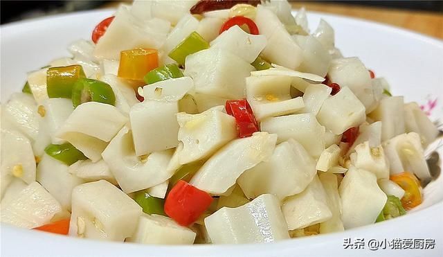 莲藕|教你做“酸辣藕丁”，成菜口感爽脆清香味美，上桌全家都爱吃