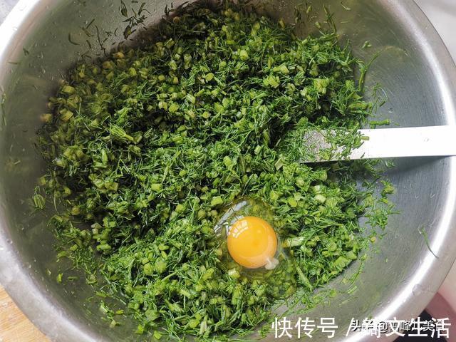 韭菜|夏天吃饺子还得这馅儿,比芹菜好吃比韭菜香,出锅连吃30个真过瘾