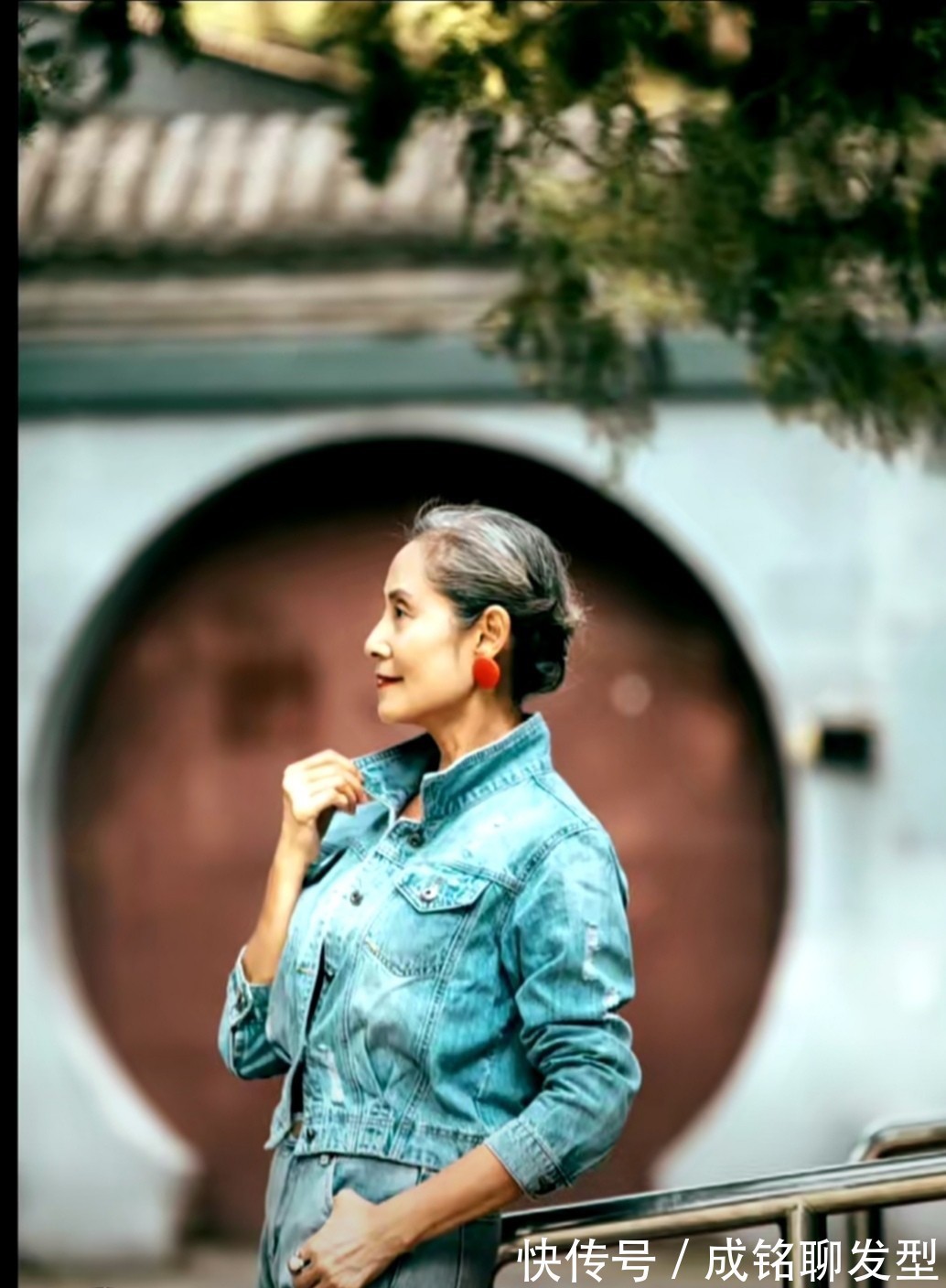 旗袍|头发变白满脸皱纹又怎样?70岁奶奶穿牛仔踩高跟,时尚不输年轻人