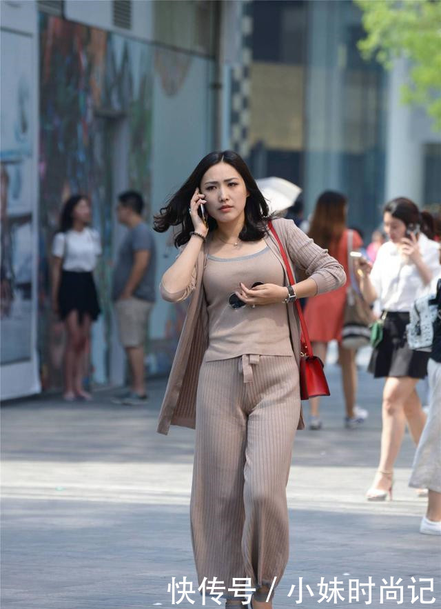 气质|街拍:九分宽松长裤,要走出优雅气质,还是要穿着尖头细跟鞋