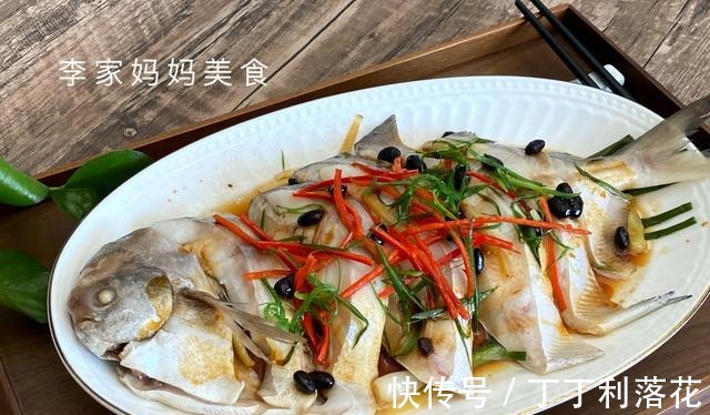 清蒸鱼时，最忌冷水下锅，掌握3个技巧，鱼肉鲜嫩无腥味，真鲜！