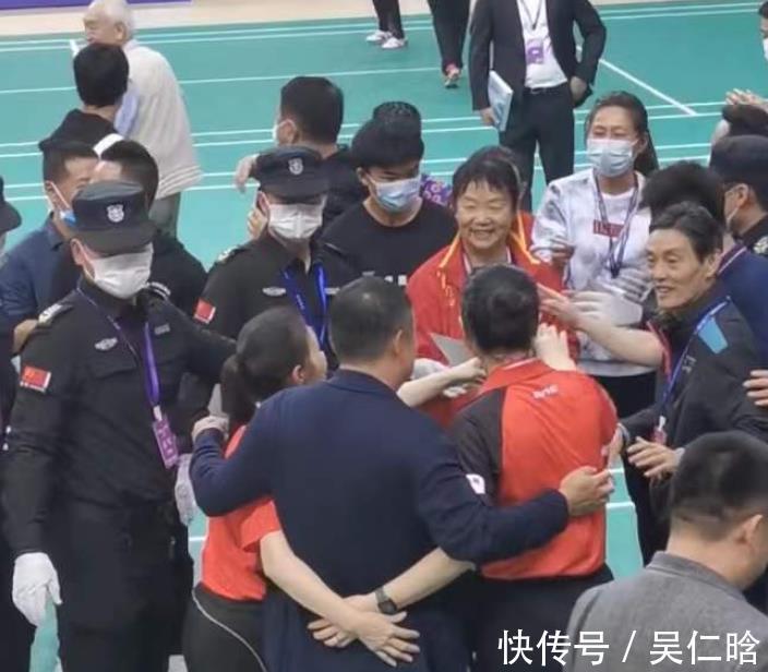 暖心|大姐紧抓刘国梁手臂不放,刘国梁做法暖心,被2位女球迷搂腰合影