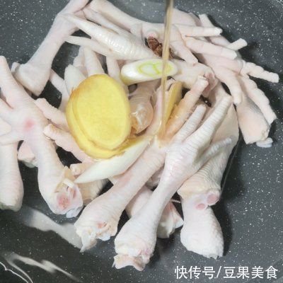 无骨鸡爪的家常做法，简单快捷又好吃