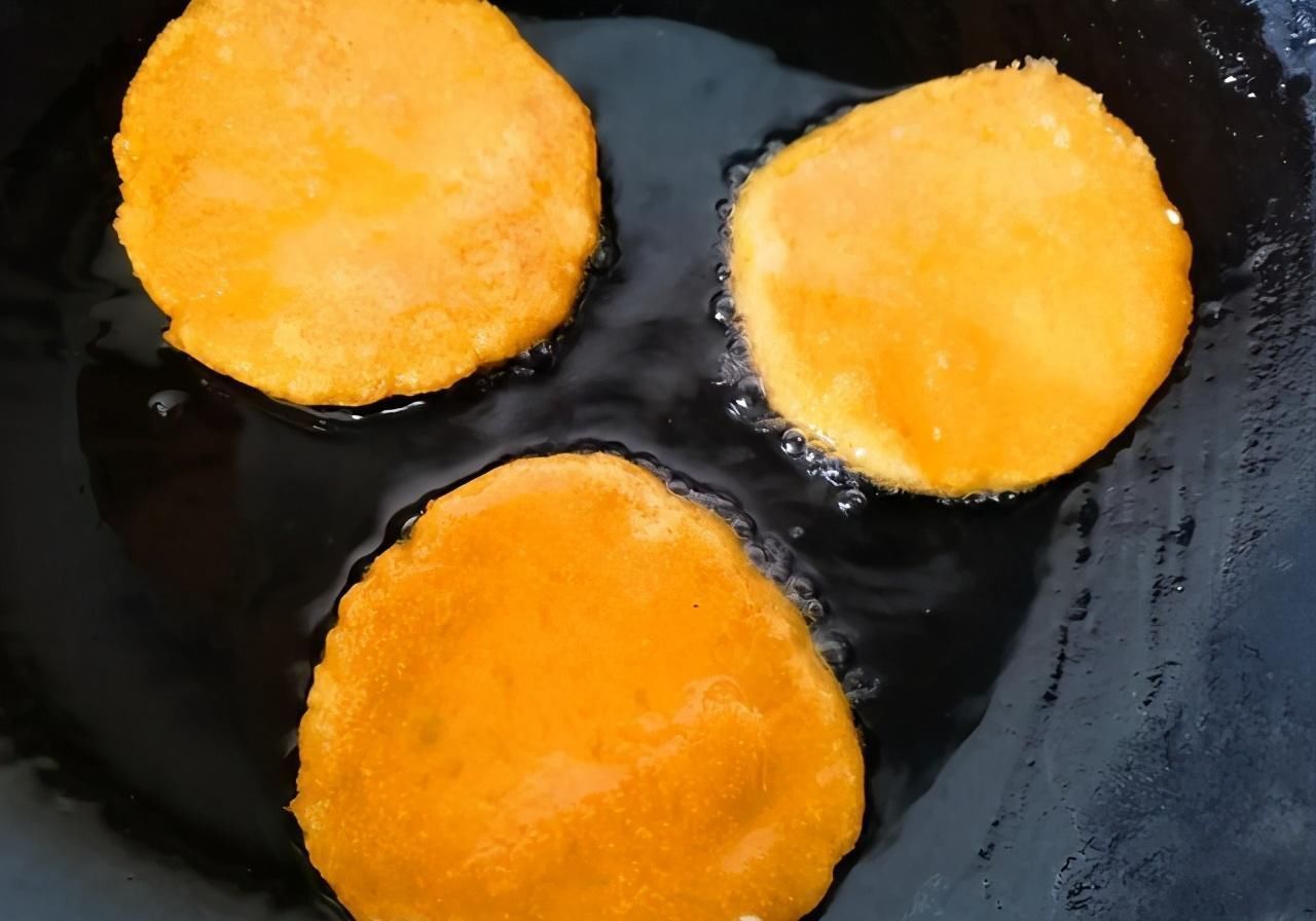  色泽|南瓜上市，教你美味南瓜饼的做法，色泽金黄，外酥里糯，孩子爱吃