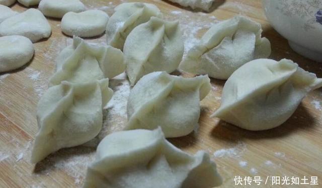 冬天,我家常用此菜包饺子吃,鲜嫩多汁,比韭菜馅香,比白菜馅鲜