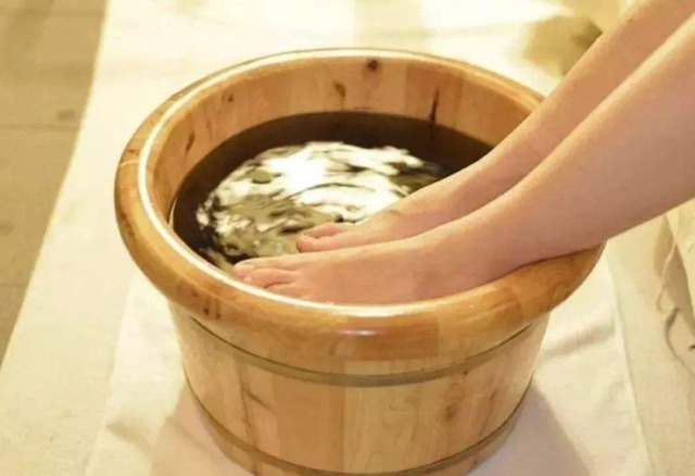 体内湿气|女人湿气重易变胖,经常喝3种水,常做2件事,祛湿气,缓解大肚腩