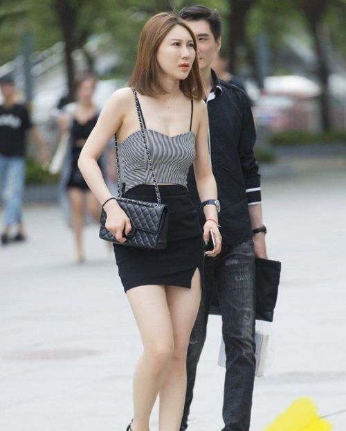 简约时尚的小姐姐，条纹上衣搭配黑色修身裙，优雅又迷人