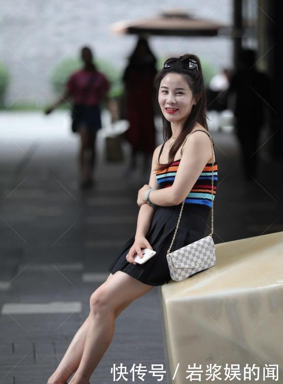 显瘦|百褶裙配吊带条纹衫,简约靓丽又显气质,轻松让你美丽无边