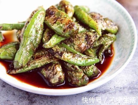 干煸|做虎皮青椒,先放油还是后放油厨师做错了,难怪不起皮还难吃
