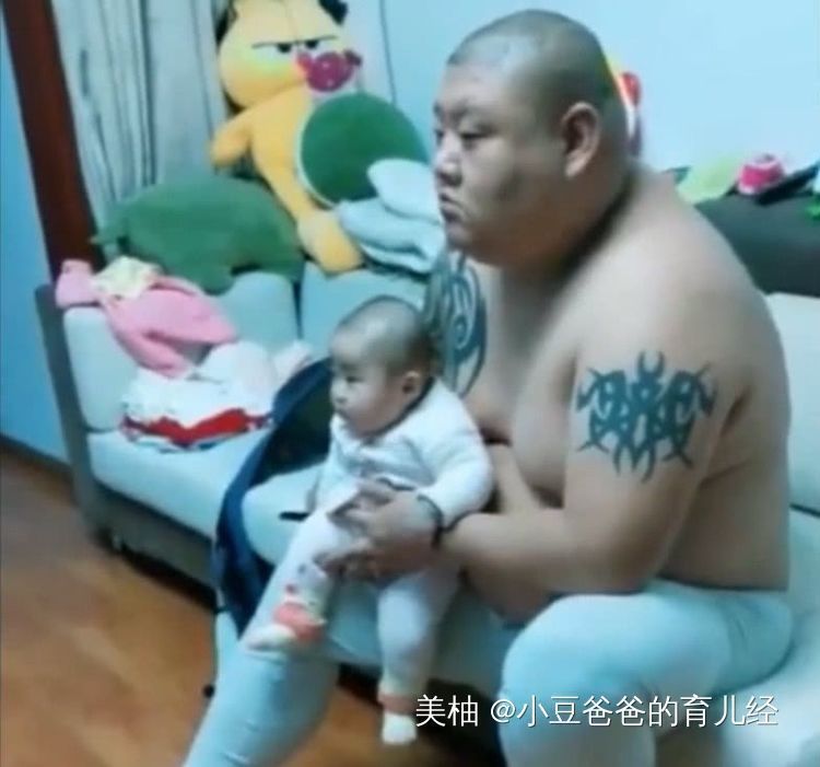 长相|爸爸抱着宝宝一起看电视,长相神情完全同步