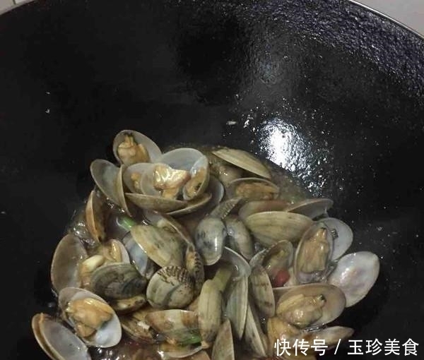 炒花甲怎么才能做出鲜味又没沙子?海边人教你正宗做法,巨赞!