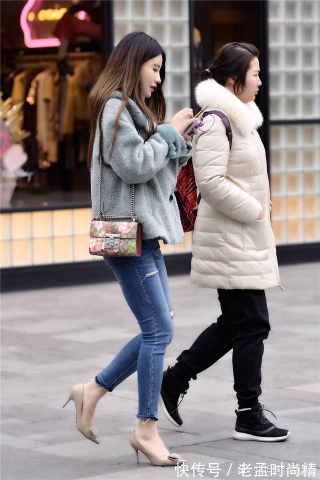 喇叭裤 街拍:尖头细跟鞋搭配,细跟高度很重要,款式选择也不能忽视